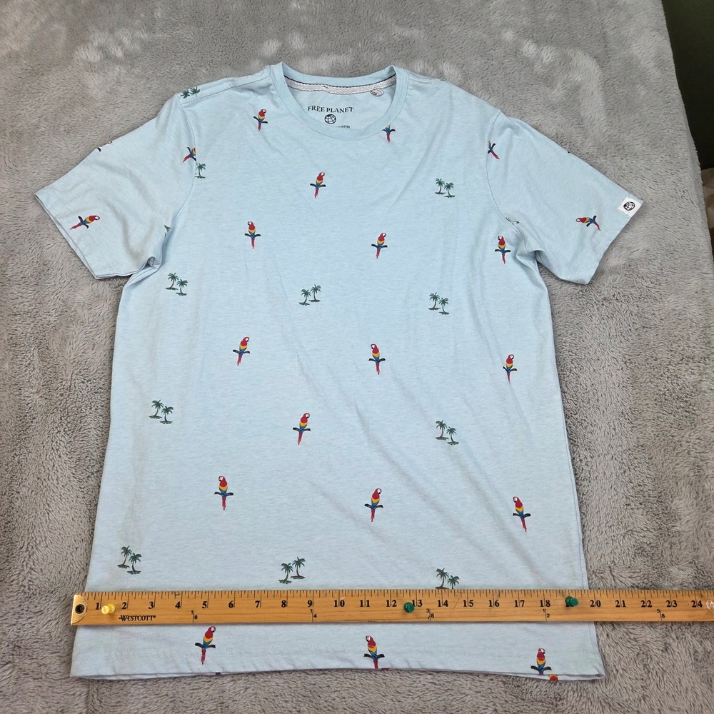 Free Planet Parrot Palm Tree Print T-Shirt Mens M Short Sleeve Light Blue Tee